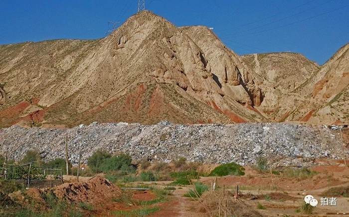 　　△ 2017年8月2日，环保志愿者在平安镇岗子村山神沟附近约一公里多的另一条山沟，即被称为“垃圾场”的撒拉沟，拍摄的夹杂有大量废阴极炭块的电解铝固废。