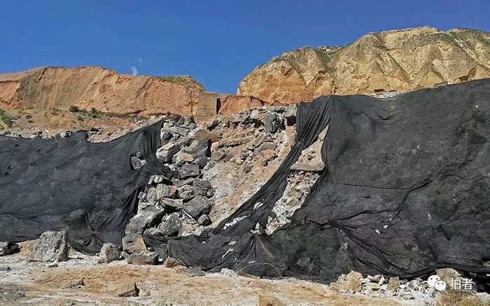 　　△ 2017年9月11日，环保志愿者在平安镇岗子村山神沟铁路桥附近拍摄的一处废阴极炭块体量巨大的堆点。