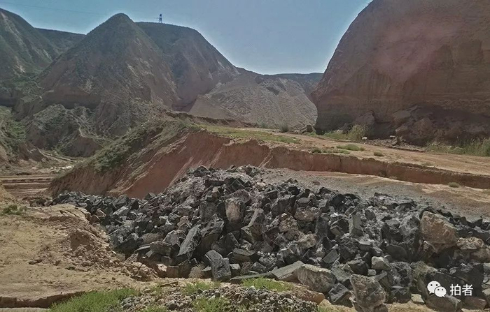 　　△ 2017年9月11日，环保志愿者在平安镇岗子村山神沟距离西北方向山体的一侧，疑是最大一处倾倒点大约200米的一处山坡，拍摄的倾倒的大量的电解铝废阴极炭块等固废。