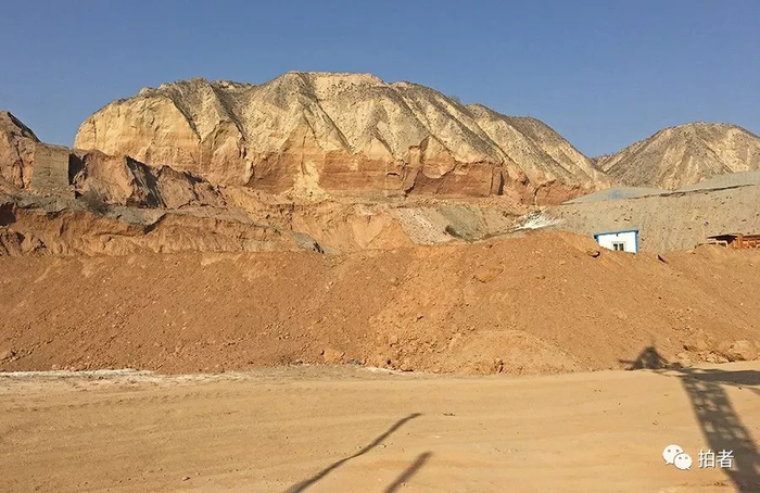 　　△ 2017年12月10日，环保志愿者原先在平安镇岗子村山神沟铁路桥附近拍摄的一处阴极炭块体量巨大的堆点，成了一处土堆，志愿者现场寻找了几个点，清理覆土，发现覆土下面掩埋有废阴极炭块。