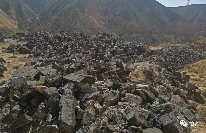 　　△ 2017年9月11日，平安镇岗子村山神沟，靠近西北方向山体的一侧，环保志愿者拍摄的废阴极炭块多个堆点。（朝东拍摄）