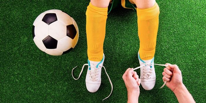 从小踢足球会变成O型腿吗?踢球对孩子有什么