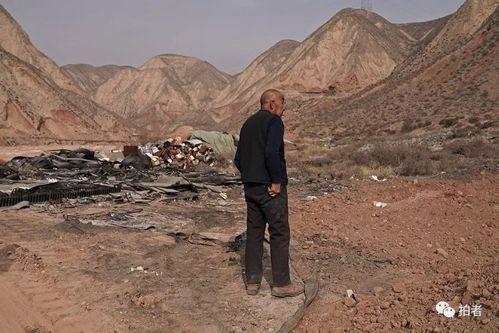 　　△ 2017年12月8日，在平安镇岗子村撒拉沟附近居住的牧羊人为红古区环保局、中铝兰州分公司和记者现场讲述当时盖土时的施工情况。