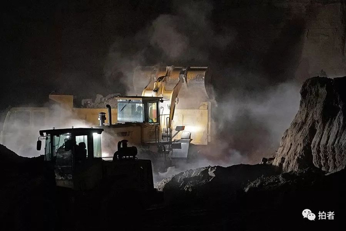 　　△ 2017年12月9日21时许，平安镇岗子村山神沟，靠近西北方向山体的一侧，一辆铲车将一斗夹杂泥土的废阴极炭块倒入一辆双桥车。从当天18时到21时期间，记者现场观察并分阶段进行视频记录，初步统计，现场施工有2辆铲车，通过至少5辆双桥车来回运输20多车夹杂泥土的废阴极炭块等固废。