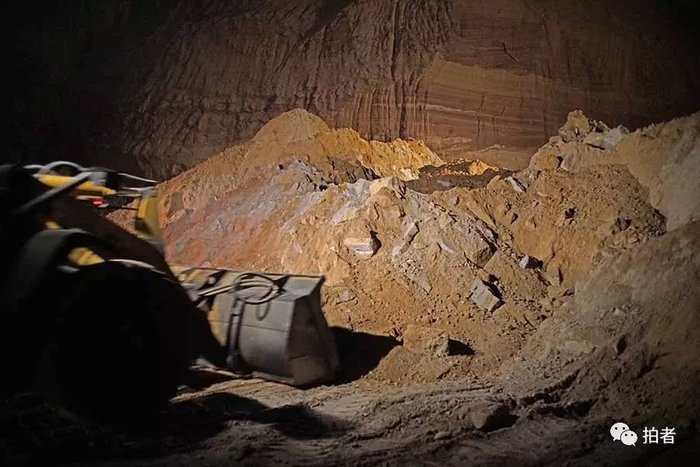 　　△ 2017年12月9日19时许，平安镇岗子村山神沟，靠近西北方向山体的一侧，大量的废阴极炭块混杂在红土中。