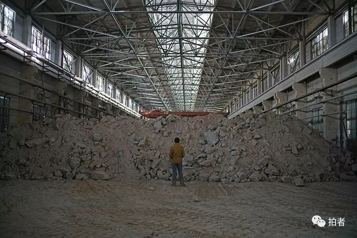 　　△ 2017年12月8日，存放在厂区废旧厂房内的废阴极炭块。据中铝兰州分公司工作人员介绍，所存储的大约1700吨废阴极炭块（混杂少量泥土），是根据整改要求，从山神沟清运过来的。对于山神沟疑是最大倾倒点覆盖的废阴极炭块，该公司人员表示，可能是清运不彻底造成的。