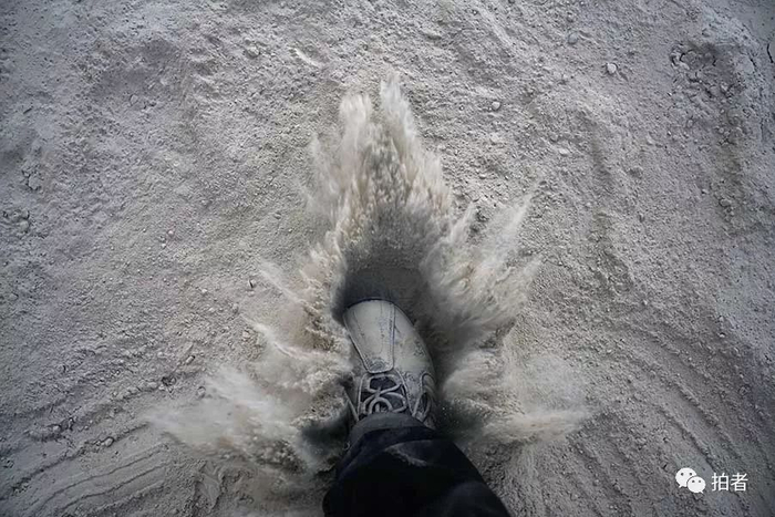 　　△ 2017年12月6日，记者进入平安镇岗子村山神沟约两公里，是一条峡谷，筑有堤坝，坝的内部没有见到防渗膜，数百米长的峡谷内到处堆放着粉灰，遇到风，就会灰尘飞扬。