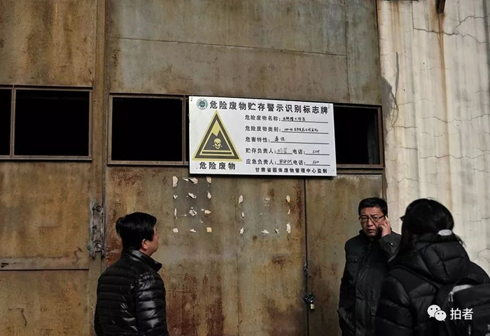 　　△ 2017年12月8日，红古区环保局在中铝兰州分公司工作人员的带领下，查看按危险废物存储要求，存放在厂区废旧厂房内的废阴极炭块。