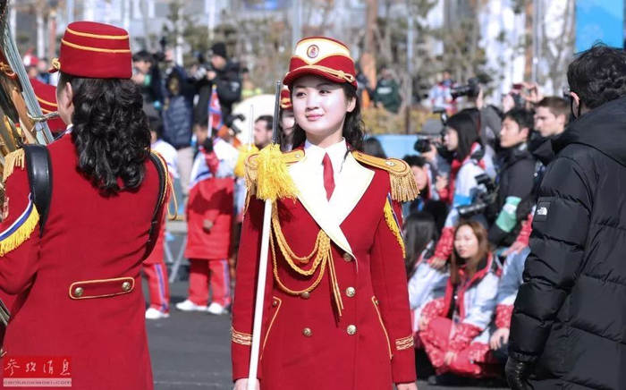 ▲朝鲜啦啦队正在进行表演。