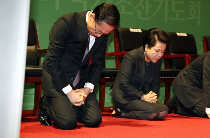 △李明博夫妇的下跪引起青瓦台和韩民众的不满