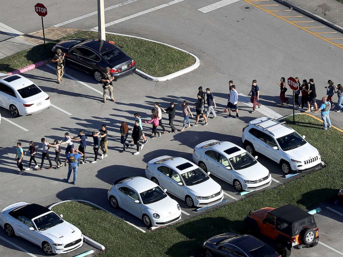  图为2月14日枪击案发生后，人们被带离学校。（图源：ABC新闻）