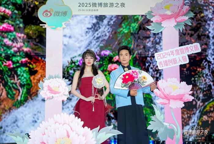 【2024年度微博文旅传播创新人物】获得者萨顶顶、张晓龙留下洛阳特色合影。