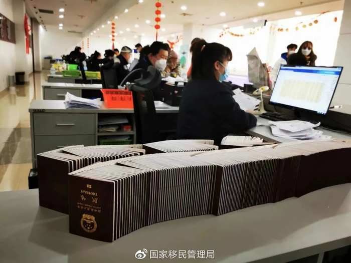 　　图为江苏省无锡市公安局出入境管理支队开启全部证件受理窗口，全力保障群众办证需求。（何侃侃 摄）