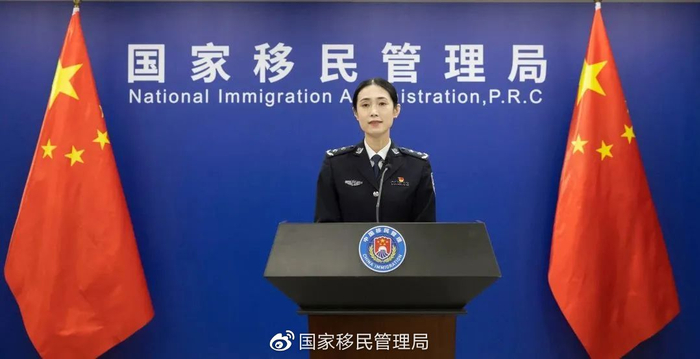 　　国家移民管理局新闻发言人、综合司副司长张宁通报2023年一季度移民管理工作主要数据，并回答记者问。（庄兴 摄）