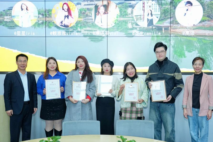 　　汉中兴汉胜境景区总经理晏小红、新浪微博政旅事业部总经理张跃颖， 共同为首批“兴汉胜境微博推荐官”授牌