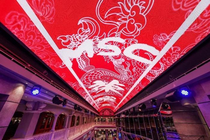 素有“海上香榭丽舍大道”美名的荣耀大道由80米的超长LED天幕覆盖