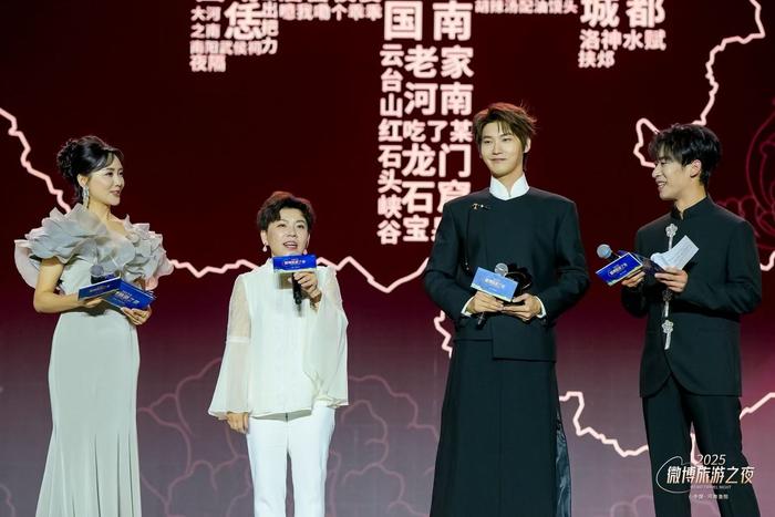 邓亚萍为邢昭林颁出【2024年度微博明星家乡文旅推荐官】。
