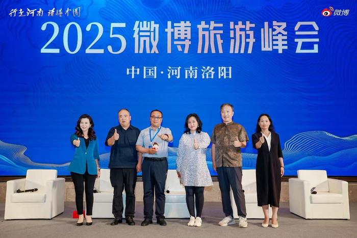圆桌探讨《文化瑰宝的保护、传承与传播》。