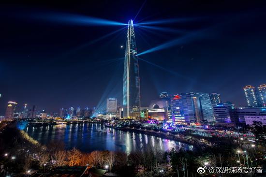 图：乐天世界塔夜景 图源：<a href='http://travel.sina.com.cn/hanguo-lvyou/?from=b-keyword' ><em>韩国</em></a>旅游发展局官网