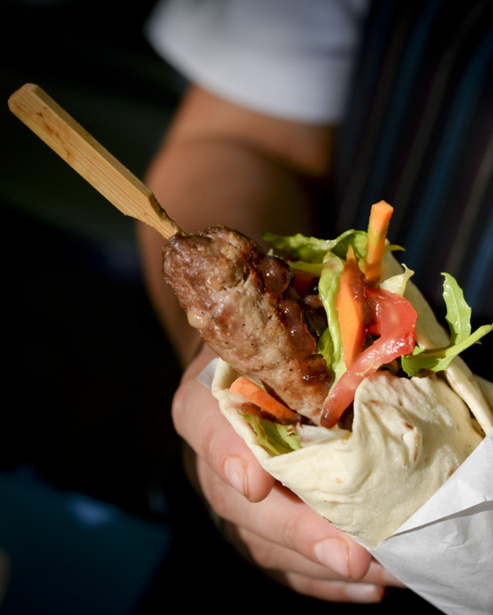  喏，你看看这个老爷子是不是超级有范儿？