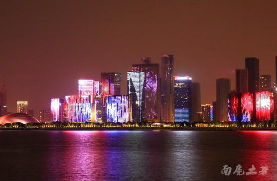 G20杭州峰会进入倒计时，这些天杭州不但秋高气爽，蓝天白云，峰会的气氛也越来越浓厚。西湖璀璨的烟花，南山路梦幻的街灯，湖滨妖娆的喷泉，奥体中心霸气的光影。最令人震撼的，是钱江新城每晚激情洋溢的灯光秀。钱江新城位于杭州市城区的东南部，钱塘江北岸，是杭州的城市新CBD。钱江新城市民公园位于钱江新城的主轴上，总占地面积16.7公顷，为钱江新城内品质最好、面积最大的公共绿地，与市民广场形成南北呼应。市民公园以静态观光休闲为主，市民广场则以动态娱乐活动为主，为市民提供一动一静的休闲娱乐场所。中央六座建筑是杭州市行政场所，四周的裙楼是供市民使用的场所，分别为：杭州市图书馆，杭州市青少年活动中心，杭州市城市规划展览馆，杭州市市民服务中心。钱江新城的灯光秀经过不断的调试，于8月28日开始正常播放。“城、水、光、影”是钱江新城灯光秀的主题定位，整个灯光秀分为“城之魂”、“水之灵”、“光之影”三个篇章，秀出中国传统文化和杭州特色，以及从西湖时代迈向钱塘江时代的“大气、开放”。具体播放时间：8月28日——9月7日，每晚18：30——22：30，后续播放时间为每周五、六、日三天，时间：18：30——21：00。另外一个更为开阔的观赏角度，是在钱江新城的对岸，从钱江世纪城（也就是奥体中心这边）的江边远眺钱江新城。钱江新城交通：地铁4号线市民中心站K、L出口，快速公交B2市民中心站，其他各路公交车。自驾车：分单双号出行，之江路、解放东路、新业路都有地下停车场入口。关注我，一起分享旅途的精彩：