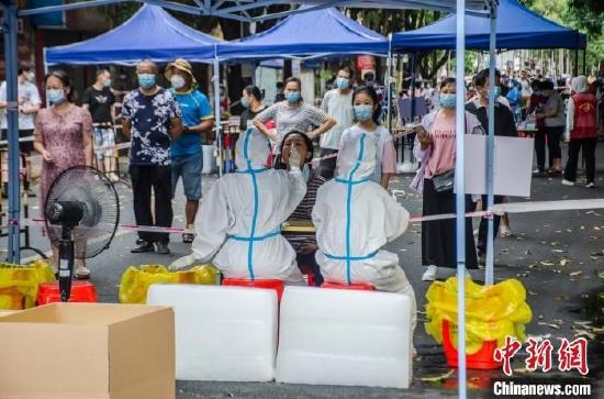 7月17日,北海市开展第五轮区域全员核酸检测工作。 翟李强 摄