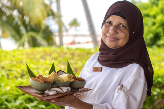 副厨师长Nasreena Ali女士和马尔代夫传统小吃Short Eats