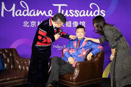 北京杜莎夫人蜡像馆总经理王锐女士与马东及其蜡像互动