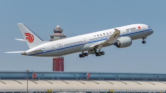 国航运营的中国首架波音787-9客机首航航班在首都机场起飞（管剑飞 摄）