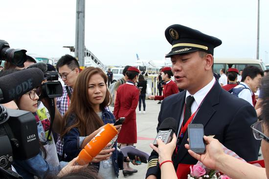 首航航班机长接受媒体采访
