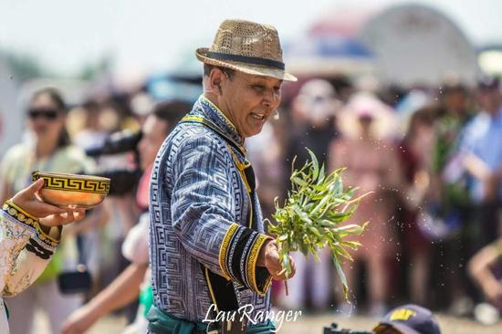 “瑟瑟仪”泼水节现场（摄影：刘运泽）