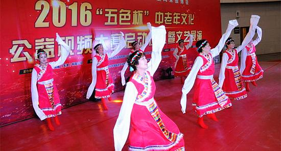 参赛的中老年文艺团体进行展演
