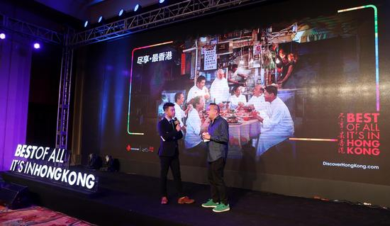 香港美食达人纪晓华（右）亲临现场分享在香港品尝美食的体验 来源：HKTB
