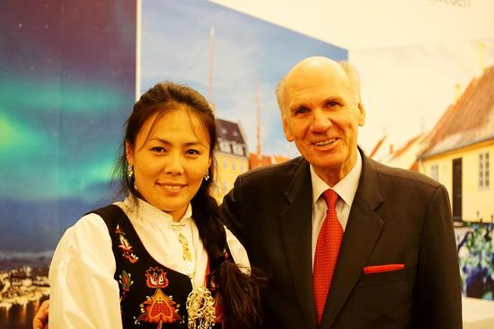 挪威旅游局（Innovation Norway）海外市场总监Per Holte先生（右）及身着挪威传统服装的代表