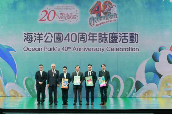 　　海洋公园主席孔令成先生、华懋集团营运总裁罗哲基先生以及十八区区议会代表，启动“海洋公园 x 华懋集团动物保育及家庭游乐日”小区关爱活动。来源：香港海洋公园