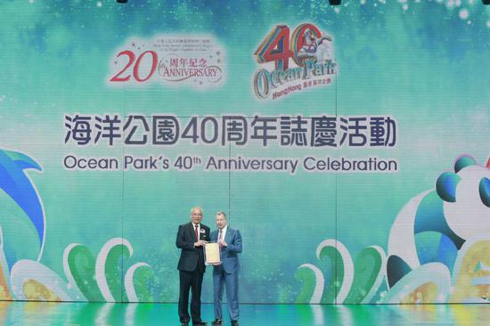 　　海洋公园主席孔令成先生颁发感谢状予香港赛马会行政总裁应家柏先生，以感谢香港赛马会于海洋公园成立初期的鼎力支持。来源：香港海洋公园