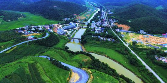 舟行碧波上 人在画中游 --马龙县马过河风光