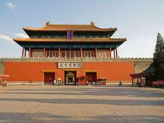 一游客在故宫西华门外城墙上刻划 北京警方:已行拘
