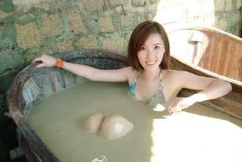 在群山深处洗泥浆浴