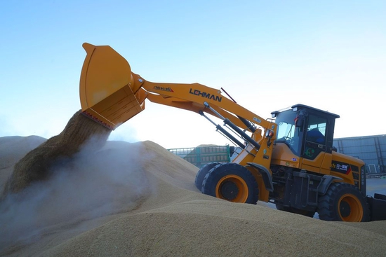 在沈阳辽北七星米业有限公司，工作人员驾驶铲车对收购的水稻进行攒堆（2022年10月18日摄）。新华社记者 杨青 摄