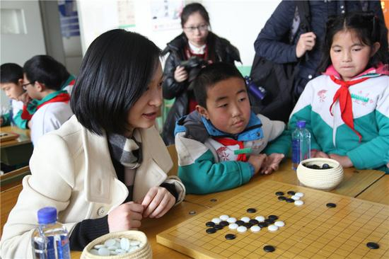 美女棋手唐奕指导同学们