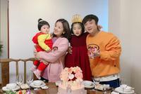 乔杉老婆晒全家福为大女儿庆生 6岁垛姐眯眼甜笑很像爸爸