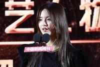 杨超越出道六个月胖了?身穿超短裙领奖显臃肿