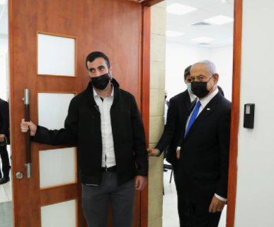 内塔尼亚胡出席庭审 图源：网络