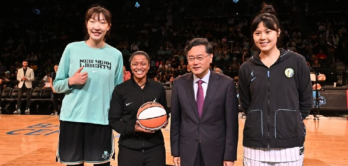 内线拼抢积极贡献两双数据