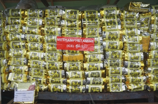 　　2021年6月26日，在缅甸仰光举行的联合国“禁止药物滥用和非法贩运国际日”销毁仪式上，成堆的非法甲基苯丙胺被烧毁。 　　图源：法新社