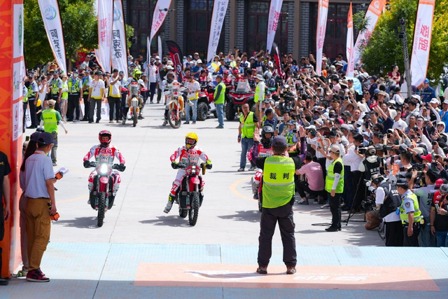 图集-2025环塔拉力赛发车仪式