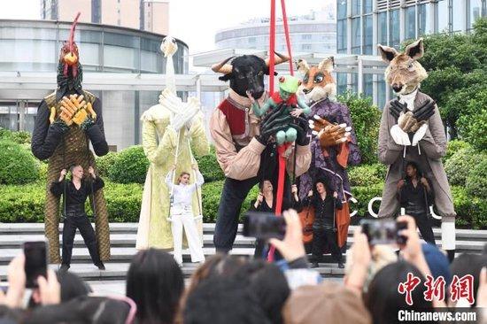 5月7日下午，法国街头大型木偶剧《拉封丹寓言》在长沙精彩上演。中新网记者 　杨华峰 　摄