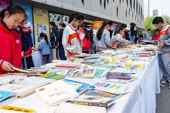 4月20日，山东省济南市第十四届“书香泉城”全民阅读节在济南市图书馆启动，小学生在阅读节上参与换书活动。新华社记者 朱峥 摄