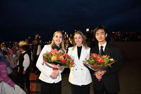 当地时间5月8日晚，在匈牙利布达佩斯国际机场，匈牙利姑娘欧拉·塔玛拉与匈中双语学校两名参加欢迎仪式的学生合影。新华社记者谢环驰摄